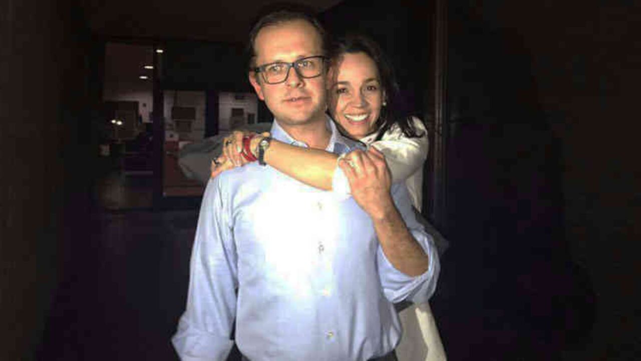 El exministro junto a su esposa Catalina Serrano.