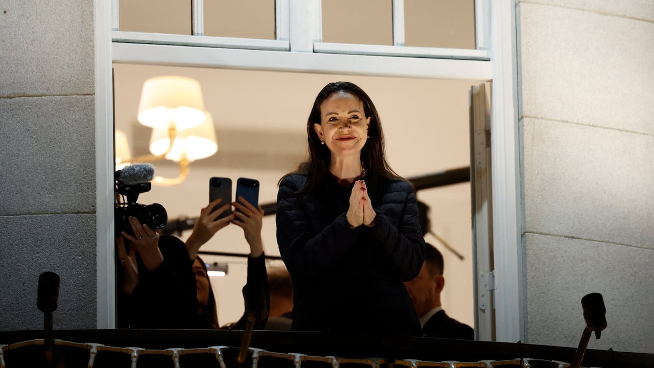 María Corina Machado en el balcón del Grand Hotel en Oslo.