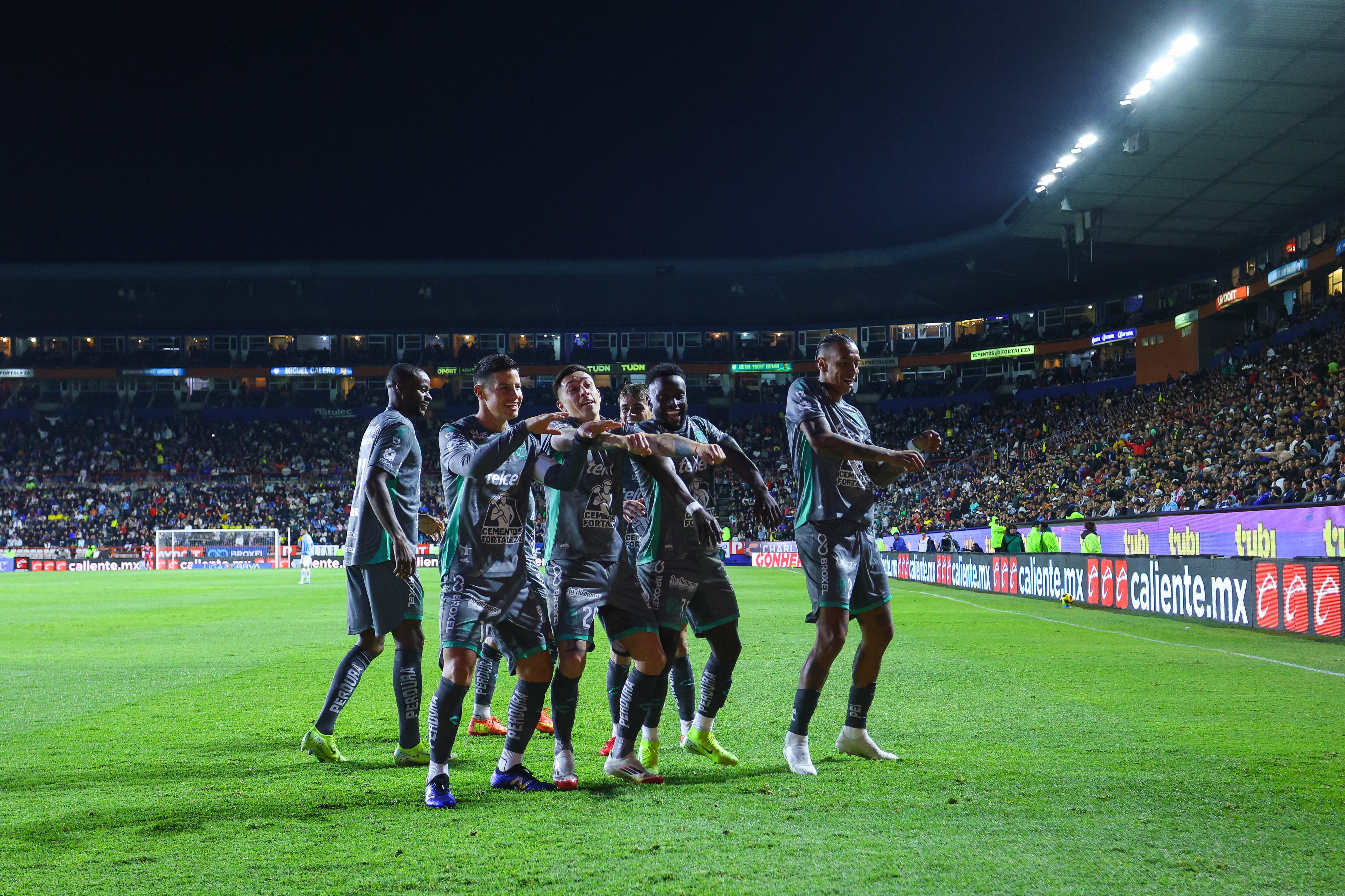 PACHUCA, MEXICO - FEBRUARY 05: Jhonder Cadiz of Leon celebrates with teammates after scoring the team's first goal during the 1st round match between Pachuca and Leon as part of the Clausura 2025 Liga MX at Hidalgo Stadium on February 05, 2025 in Pachuca, Mexico. (Photo by Agustin Cuevas/Getty Images)