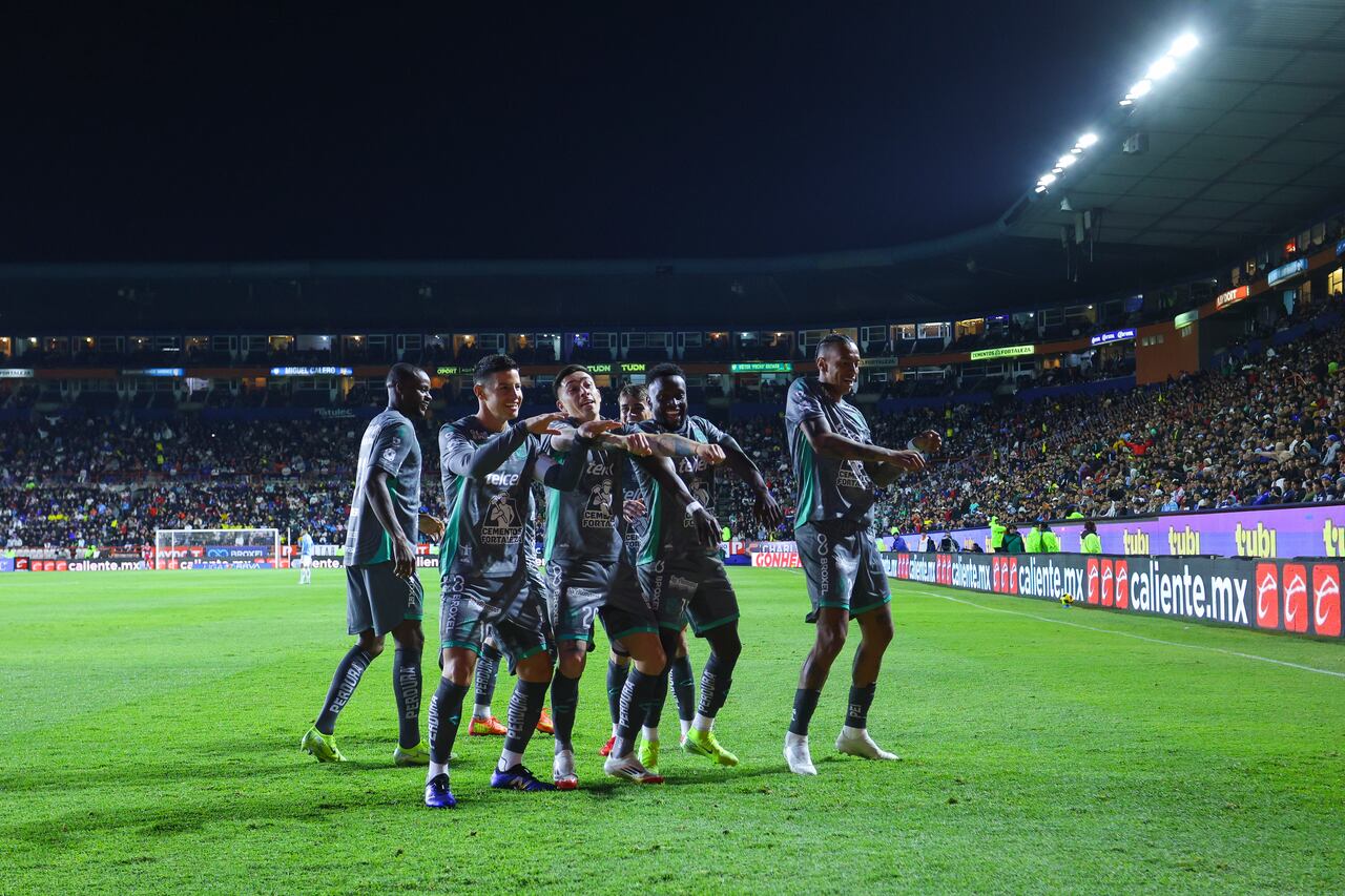 PACHUCA, MEXICO - FEBRUARY 05: Jhonder Cadiz of Leon celebrates with teammates after scoring the team's first goal during the 1st round match between Pachuca and Leon as part of the Clausura 2025 Liga MX at Hidalgo Stadium on February 05, 2025 in Pachuca, Mexico. (Photo by Agustin Cuevas/Getty Images)