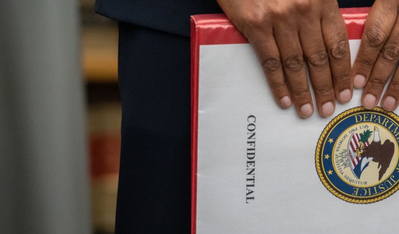 Según lo ordena la ley de Estados Unidos, todos los correos, cartas, fotos, videos y documentos de trabajo de la Casa Blanca deben ser transmitidos al final del mandato a los Archivos Nacionales