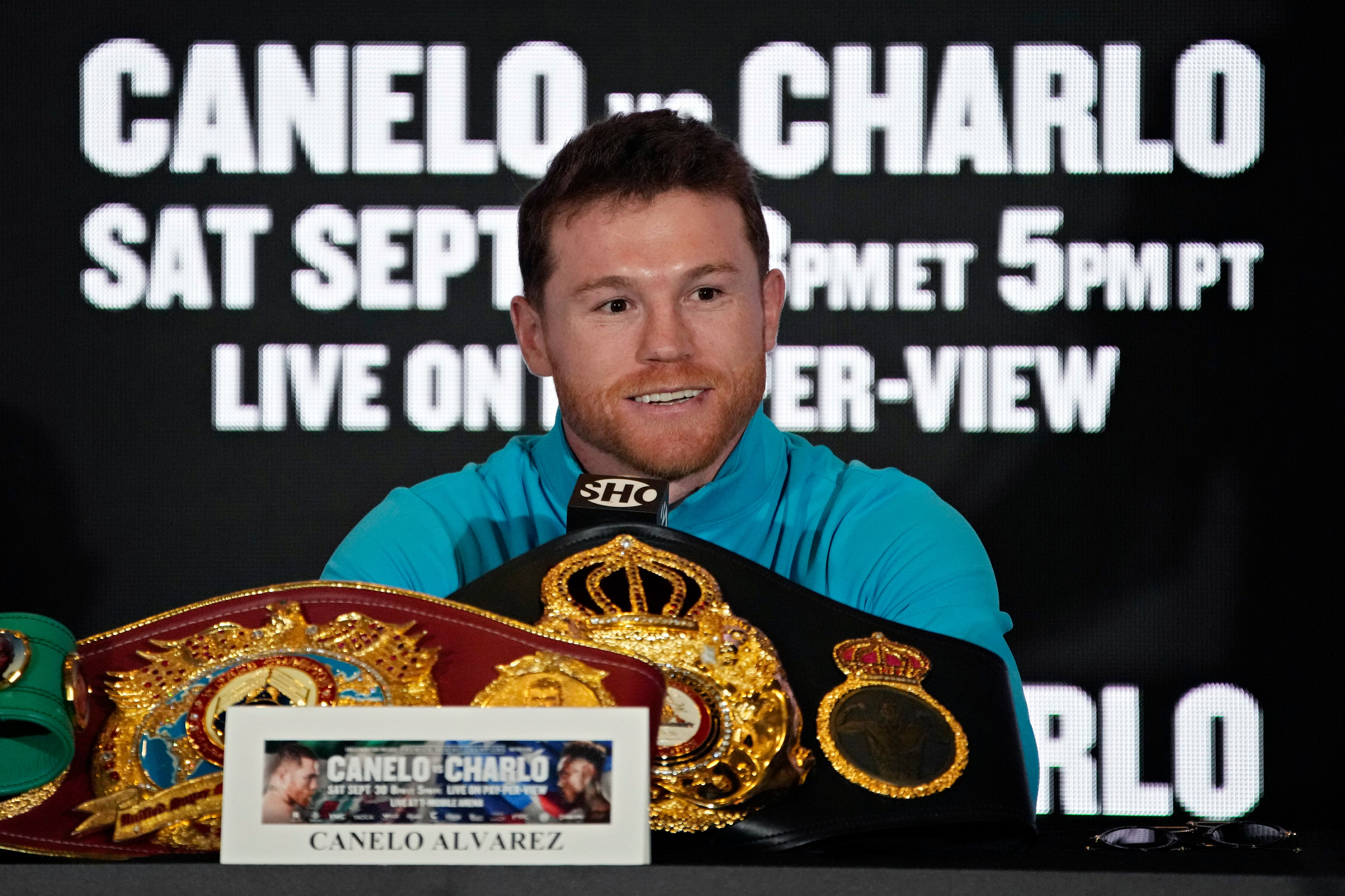 Canelo Álvarez, de México, habla durante una conferencia de prensa el miércoles 27 de septiembre de 2023 en Las Vegas. Álvarez tiene previsto pelear contra Jermell Charlo en un combate de boxeo por el título de peso súper mediano el sábado en Las Vegas. (Foto AP/John Locher)