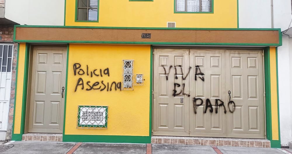 La violencia contra los agentes de Policía ha llegado incluso a que marquen sus casas, poniendo en riesgo sus vidas y obligándolos a cambiarse de residencia.