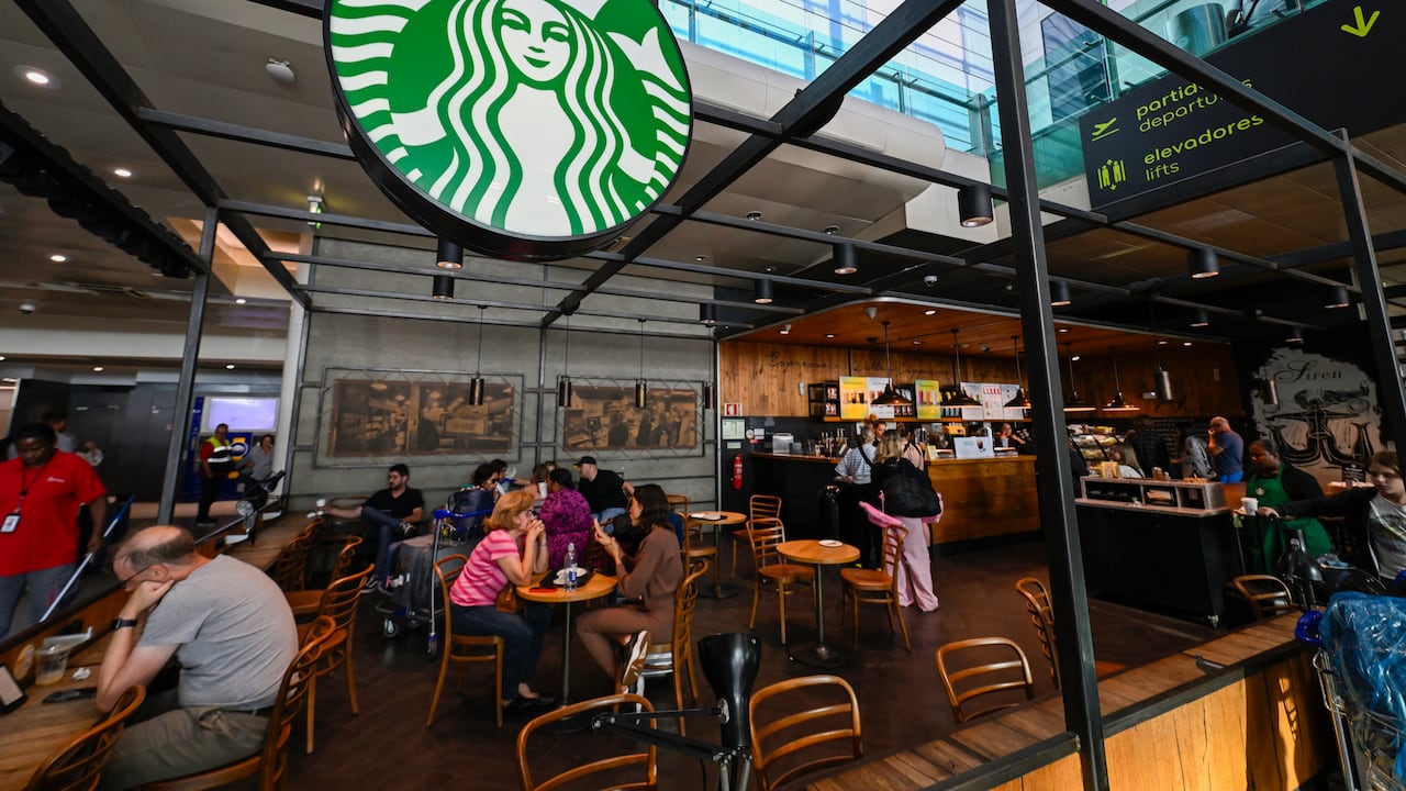 Starbucks anuncia cambios en sus tiendas de Estados Unidos para mejorar la experiencia de sus clientes.