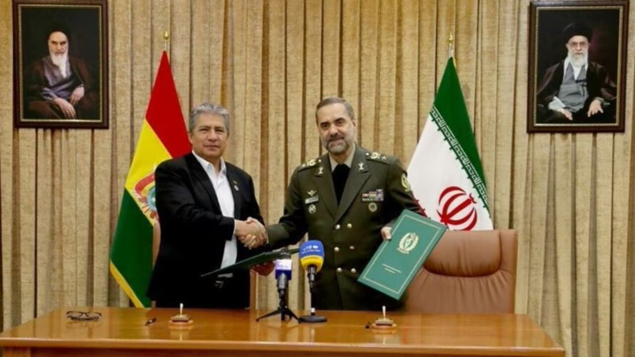 Bolivia e Irán suscribieron acuerdo militar que preocupa a otros países.