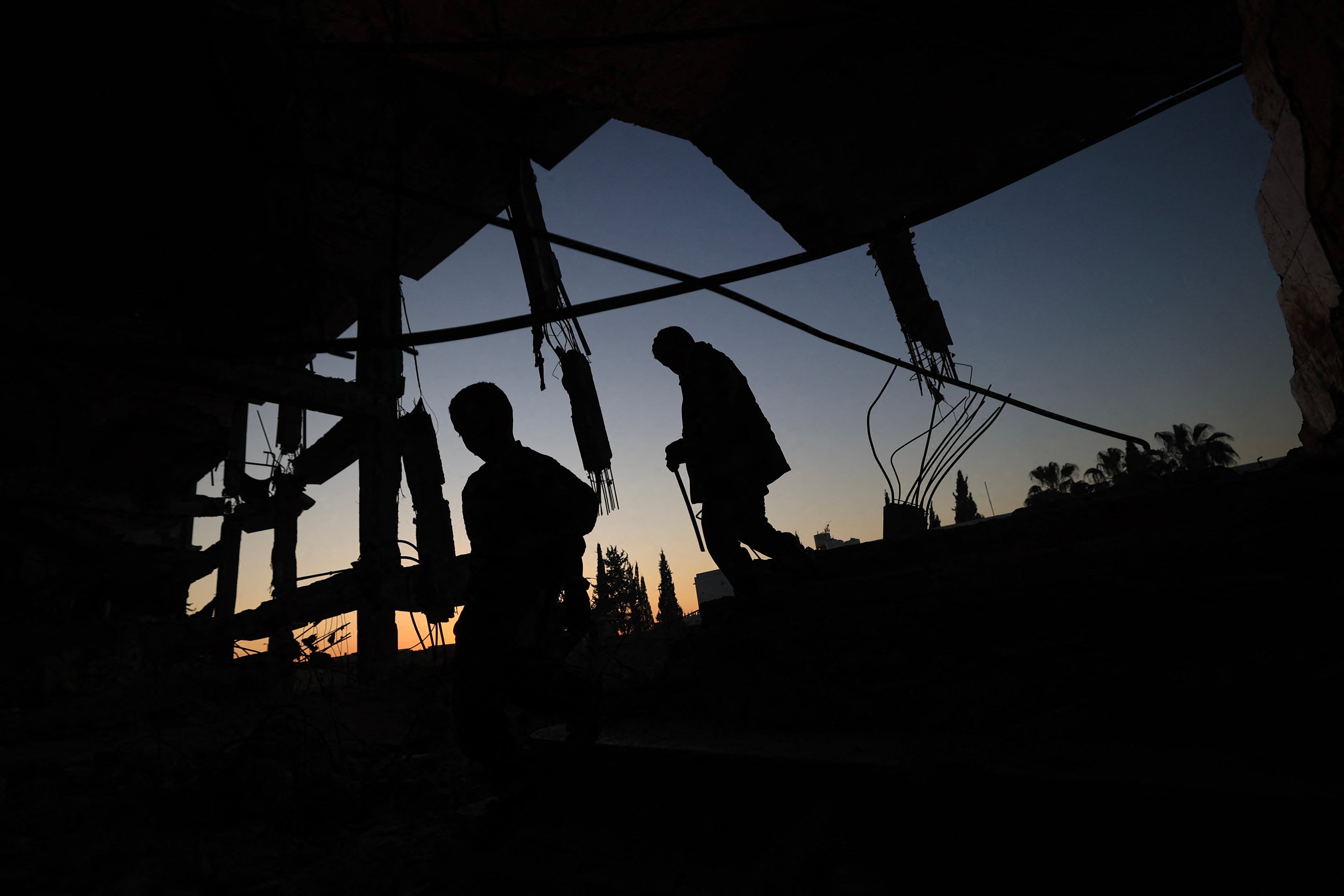 Palestinos desplazados caminan sobre los escombros antes del iftar, la comida que rompe el ayuno durante el Ramadán, en medio de la destrucción en el campo de refugiados de Bureij, en el centro de la Franja de Gaza, el 25 de febrero de 2026. Foto: Eyad Baba / AFP