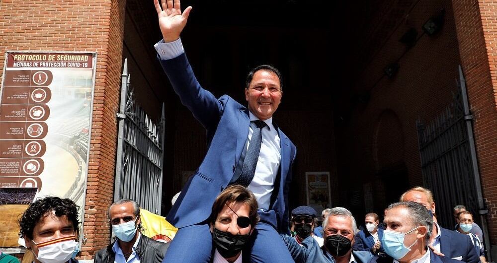 Madrid. 22 de mayo de 2021. César Rincón sale a hombros de la plaza de Las Ventas, 30 años después de su primera puerta grande. El torero Juan José Padilla es quien lo lleva en hombros. A la izquierda de la imagen el torero Miguel Abellán, director del Centro de Asuntos Taurinos de la Comunidad de Madrid