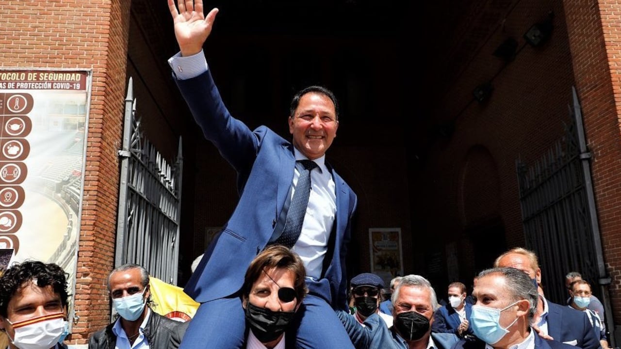 Madrid. 22 de mayo de 2021. César Rincón sale a hombros de la plaza de Las Ventas, 30 años después de su primera puerta grande. El torero Juan José Padilla es quien lo lleva en hombros. A la izquierda de la imagen el torero Miguel Abellán, director del Centro de Asuntos Taurinos de la Comunidad de Madrid