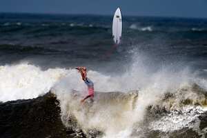 Gabriel Medina de Brasil se estrella contra una ola durante el calor de la medalla de bronce de la competencia masculina de surf en los Juegos Olímpicos de Verano de 2020, el 27 de julio de 2021, en la playa Tsurigasaki en Ichinomiya, Japón. Foto AP / Francisco Seco