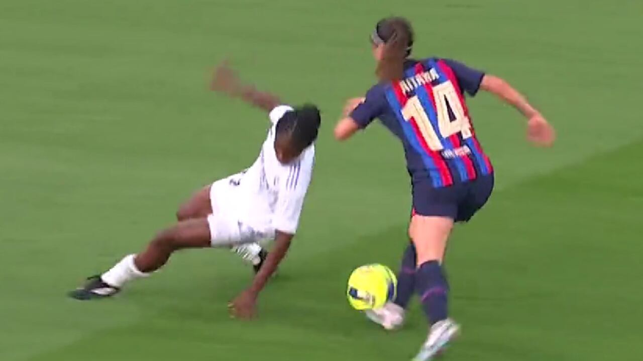 Linda Caicedo protagonizó una jugada con Aitana Bonmatí en el clásico por la Liga F entre Barcelona y Real Madrid.