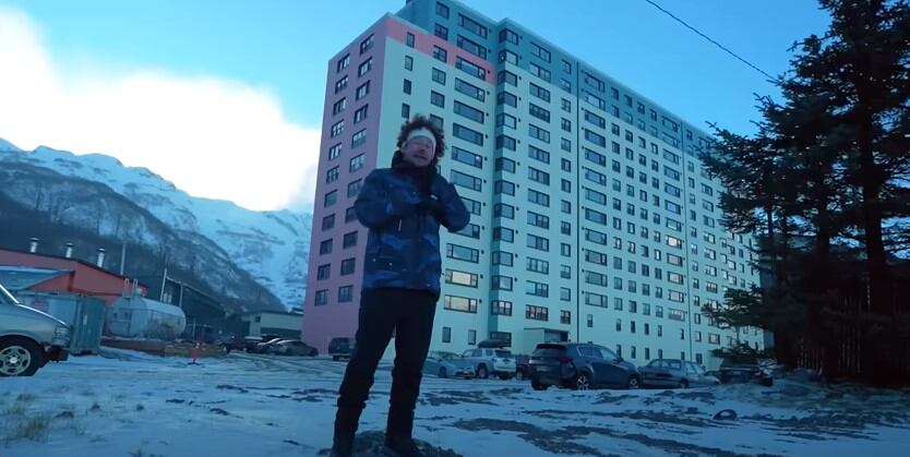 Whittier, el curioso pueblo donde el 80% de la población vive en un solo edificio; Luisito Comunica habló de su experiencia