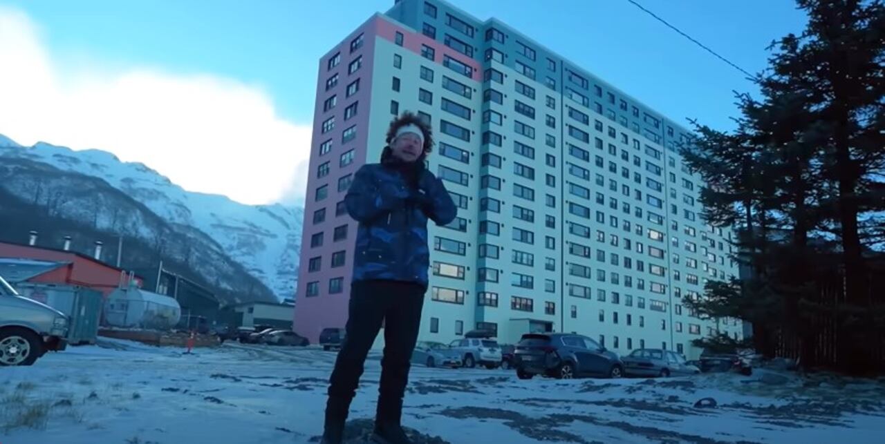 Whittier, el curioso pueblo donde el 80% de la población vive en un solo edificio; Luisito Comunica habló de su experiencia
