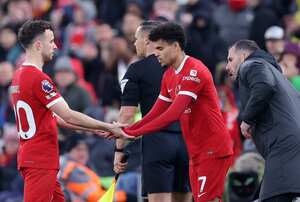 Luis Díaz ingresando por Diogo Jota en el partido frente a Brentford.