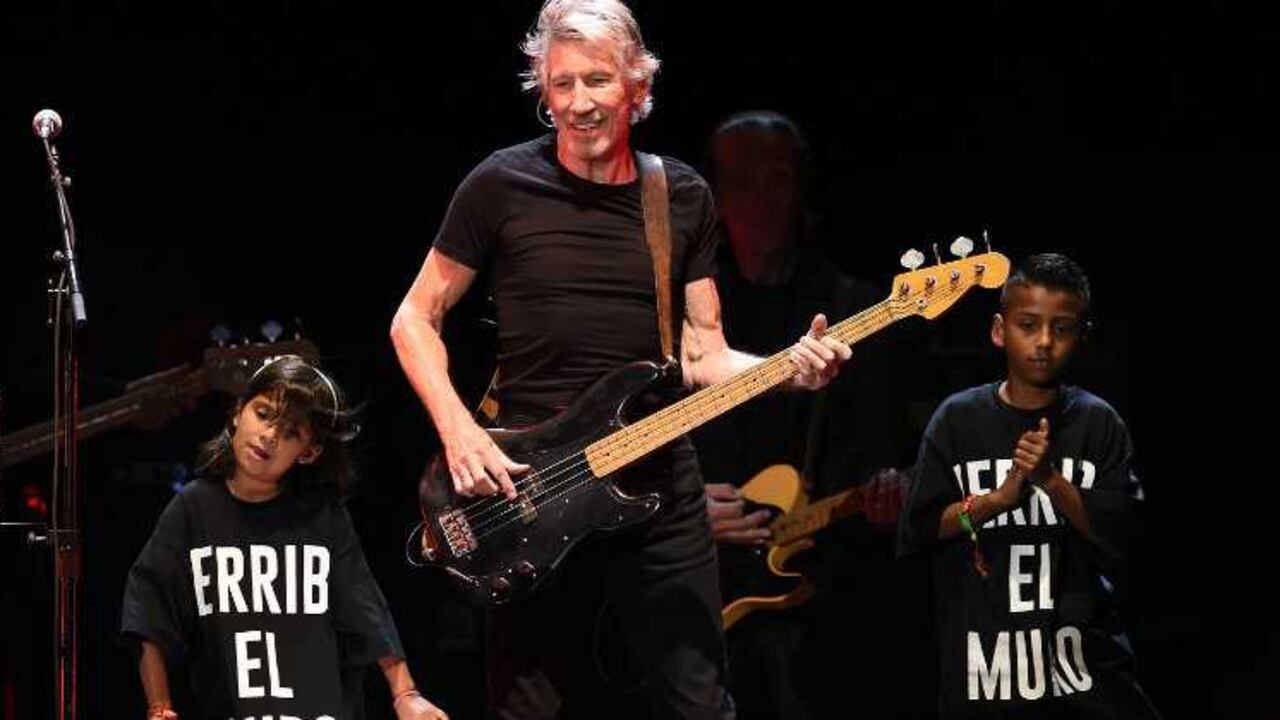 Roger Waters toca acompañado de un coro infantil con camisetas que dicen 'derriba el muro' el 16 de octubre en Desert Trip. Crédito: Kevin Winter/Getty Images/AFP.
