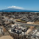 Las secuelas de un devastador incendio forestal en Lahaina, Hawái, el martes 22 de agosto de 2023. Las acciones de la matriz de Hawaiian Electric Company cayeron más del 16% el viernes 25 de agosto, un día después de que el condado de Maui demandara a la empresa de servicios públicos por los incendios que devastaron Lahaina a principios de este mes. (Foto AP/Jae C. Hong, archivo)