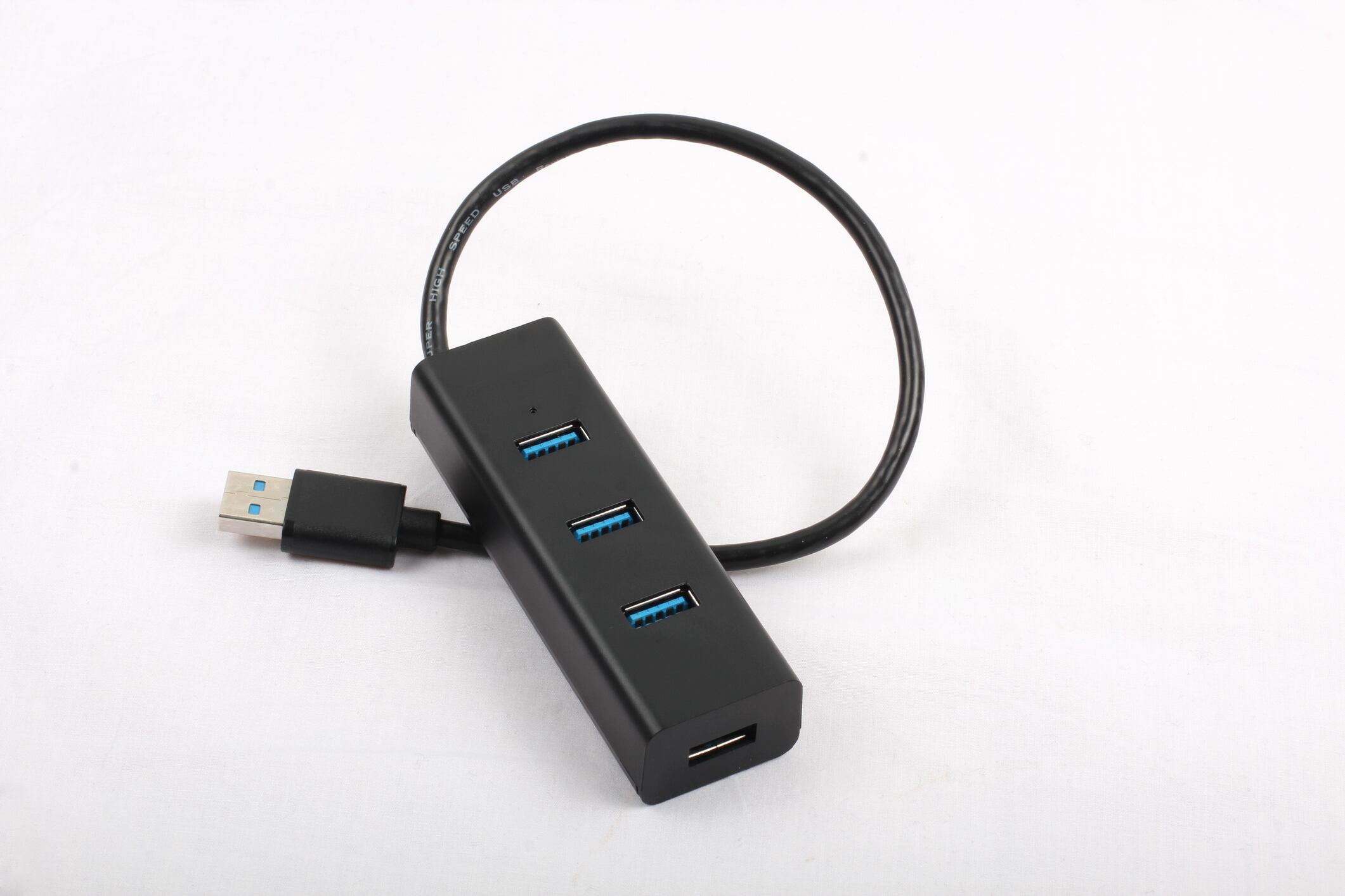 Un USB Hub es un dispositivo que permite ampliar la cantidad de puertos USB disponibles en un aparato, conectándose a uno solo de sus puertos.