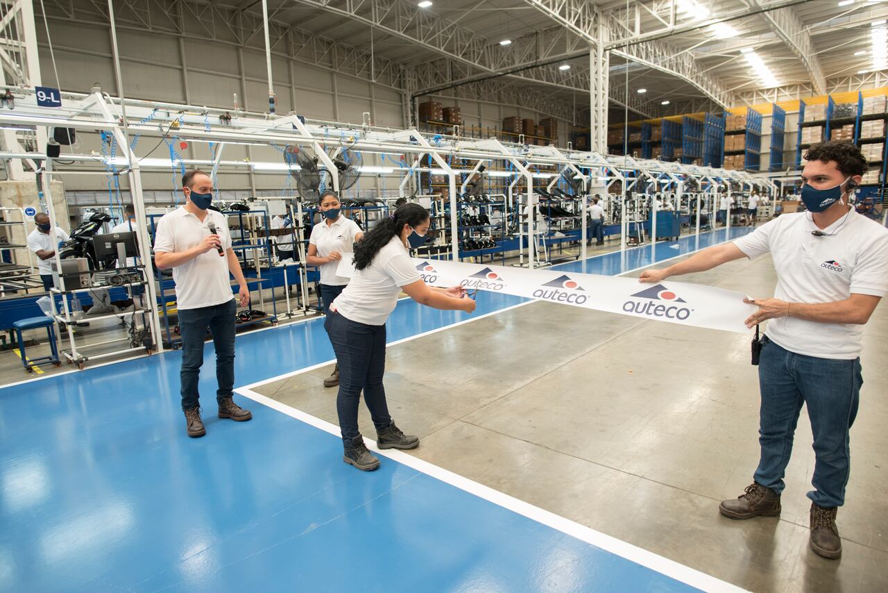 Carlos Durán, presidente de Auteco SAS durante la inauguración de la planta de producción de Cartagena. Es el primero de izquierda a derecha. Los demás son funcionarios de la planta de Auteco en Cartagena.