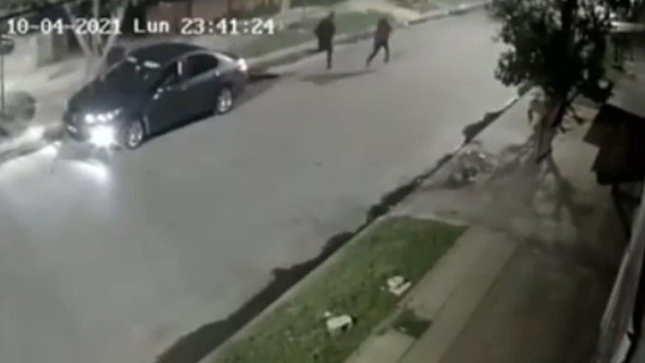 Todo ocurrió en el sector de La Manaza, en Buenos Aires (Argentina), donde un tercer delincuente resultó herido ante la reacción del agente, pero alcanzó a escapar del lugar.