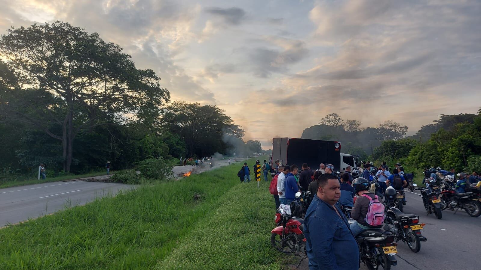 Paro de campesinos en la zona rural del municipio de Río de Oro, Cesar, afecta la movilidad.