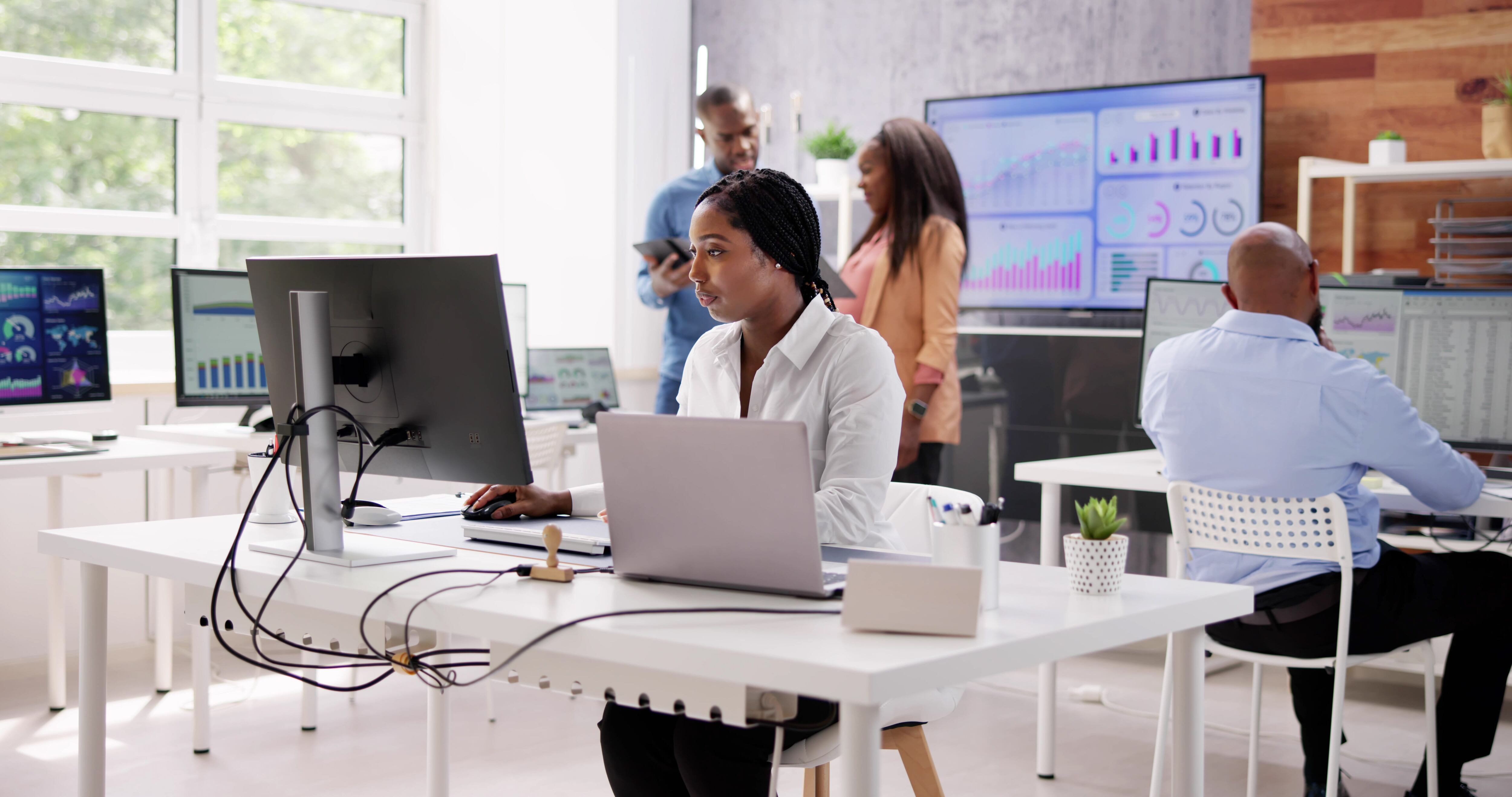 A medida que las exigencias laborales se vuelven más complejas, disponer de un espacio visual amplio es necesario.