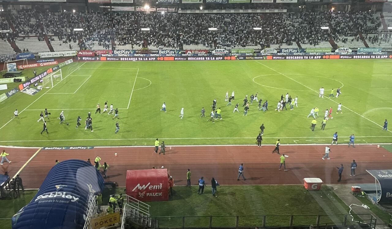 Hinchas de Once Caldas entraron furiosos al campo para reclamar por la situación del equipo.