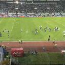 Hinchas de Once Caldas entraron furiosos al campo para reclamar por la situación del equipo.