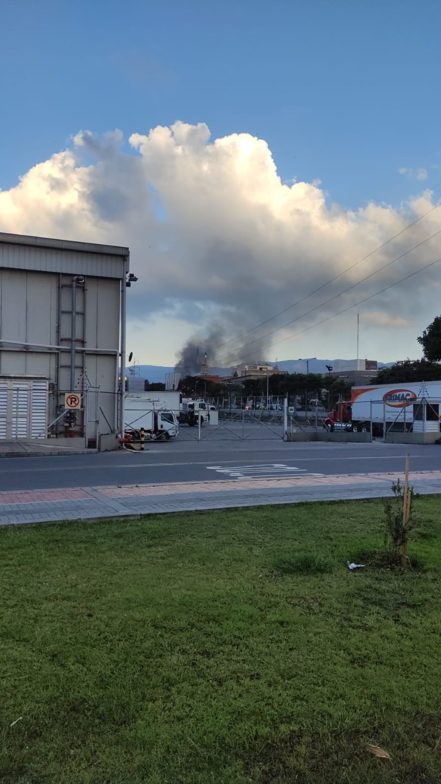 Muchas personas capturaron fotos del grave incendio. Foto: Camilo Castro.