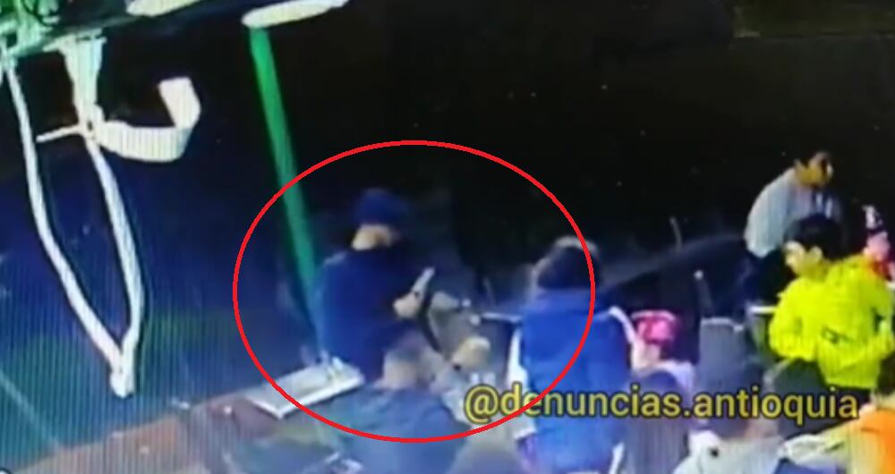 Un hombre intimidó con arma de fuego a los clientes de un restaurante en Medellín.