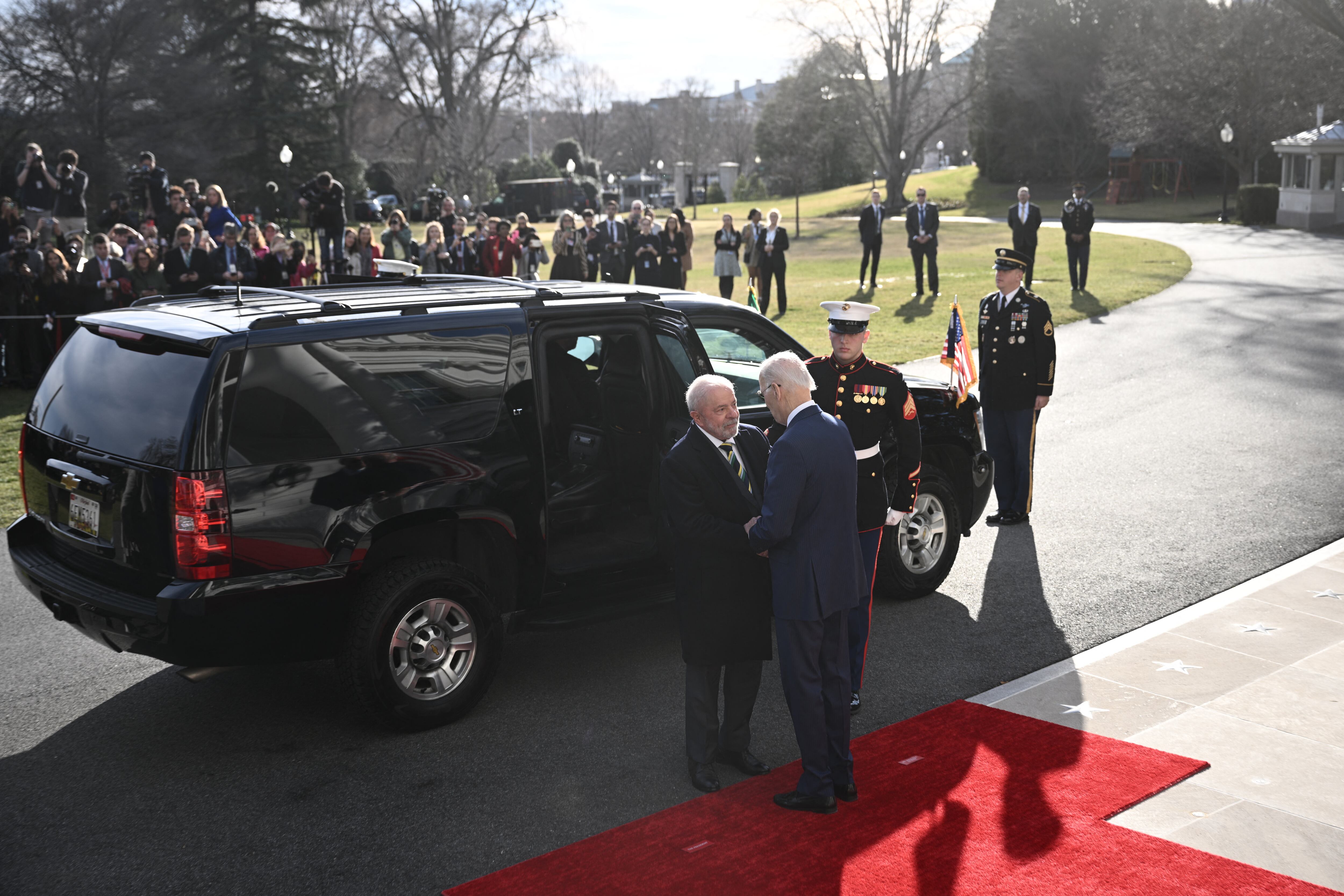 US President Joe Biden (R) welcomes Brazilian President Luiz Inacio Lula da Silva to the White House in Washington, DC, on February 10, 2023. (Photo by Brendan SMIALOWSKI / AFP)