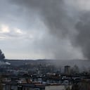 El humo oscuro se eleva luego de un ataque aéreo en en el oeste de Ucrania, el 18 de abril de 2022. (Photo by Yuriy Dyachyshyn / AFP)