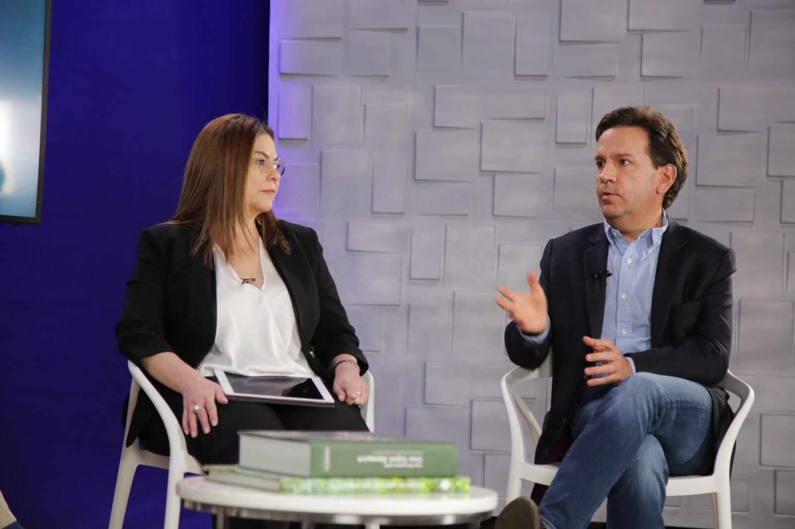 El ex secretario Daniel Mejía, y la abogada, Mónica Pedraza, en el foro de Probogotá.