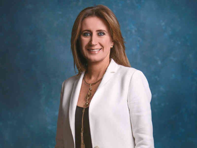 Diana Palacio. Bastaron 28 segundos para que gran parte de las construcciones del Eje Cafetero quedaran destruidas en 1999. Un terremoto detonó la tragedia de miles de familias, pero también generó la solidaridad de muchos colombianos, entre ellos la de la bumanguesa Diana Palacio, de 52 años, que, al ver lo ocurrido, participó en un programa de reconstrucción de escuelas. A partir de ese momento comenzó su lucha constante por ayudar a miles de niños en situación de vulnerabilidad. En la actualidad dirige la Fundación Ayuda a la Infancia, que presta atención a los menores de 6 años al articular esfuerzos de la sociedad civil, el sector público-privado y la cooperación internacional. De esta manera auxilia a un gran segmento de la población marginado durante mucho tiempo. A pesar de los esfuerzos del gobierno, todavía el 58 por ciento de los niños se encuentran en situación de pobreza, según la Cepal. Por medio de su liderazgo, Diana busca dar oportunidades a miles de pequeños vulnerables que no tienen acceso a sus derechos, pues sabe que el desarrollo de la primera infancia sirve de cimiento para la formación de seres integrales. Bajo su gestión anualmente reciben apoyo 1.400 niños entre 0 y 6 años, al igual que 3.450 padres de familia. El país puede dormir un poco más tranquilo porque tiene en ella una gran heroína que, al trabajar sin descanso por el futuro de miles de menores, contribuye a mejorar su calidad de vida.