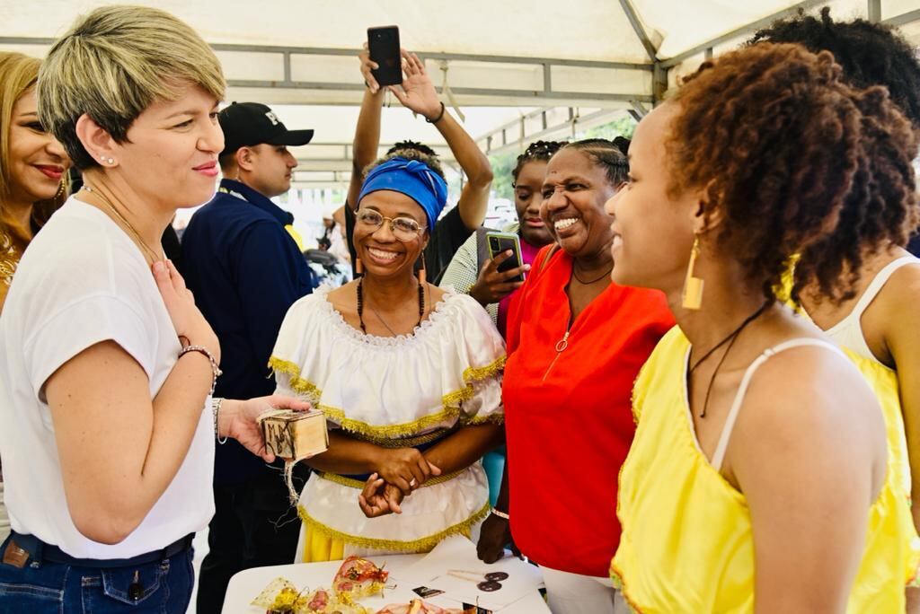 Verónica Alcocer en su visita al municipio de Puerto Tejada, Cauca.