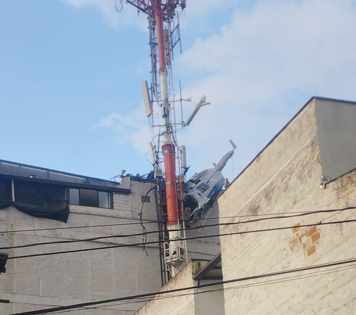Helicóptero cayó en zona urbana de Medellín.