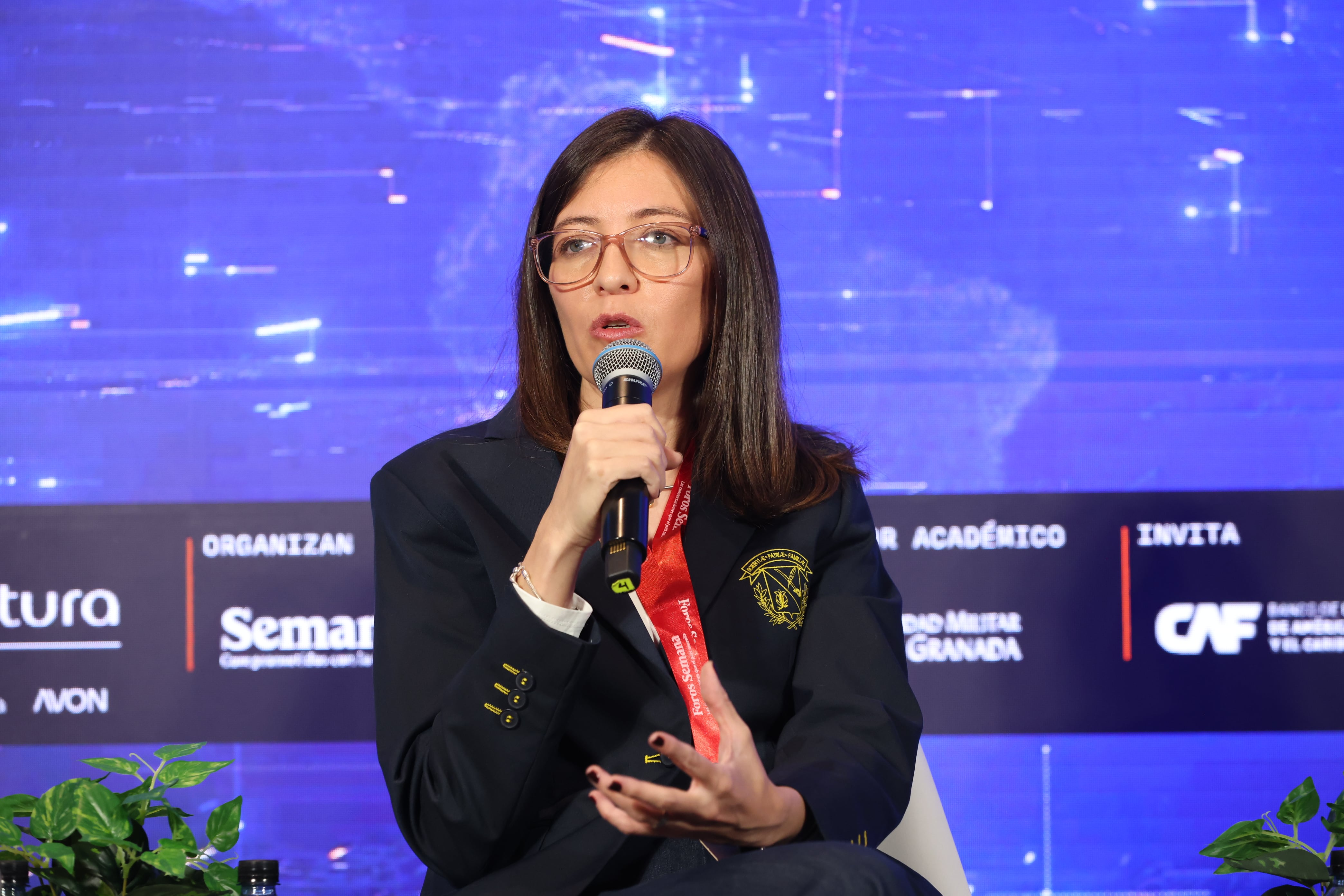 Foro Inteligencia Artificial
Más allá del hype
Miércoles 12 de agosto de 2026 

LA GRAN PREGUNTA | Cuando todos tienen IA, ¿dónde está la ventaja competitiva?
Objetivo: Analizar qué está diferenciando a las organizaciones que están capturando valor real de la
inteligencia artificial de aquellas que apenas la están incorporando. La conversación buscará identificar
cómo están cambiando la toma de decisiones, la gestión del talento, los modelos de negocio y la
capacidad de ejecución, así como las nuevas ventajas competitivas que están emergiendo en un
entorno donde el acceso a la tecnología es cada vez más universal.


Ingeniera Astrid Rubiano Fonseca Ph. D. vicerrectoría de Investigaciones en la Universidad
Militar Nueva Granada.
Samuel Eduardo Jiménez Santafé, chief technology officer de Heinsohn Business
Technology
Rachid Nader, secretario jurídico de la Gobernación del Atlántico
Ana María Tobar, gerente de Tecnología de Colsubsidio
Modera: María José Echeverri, co-founder at Colombia Tech Week
