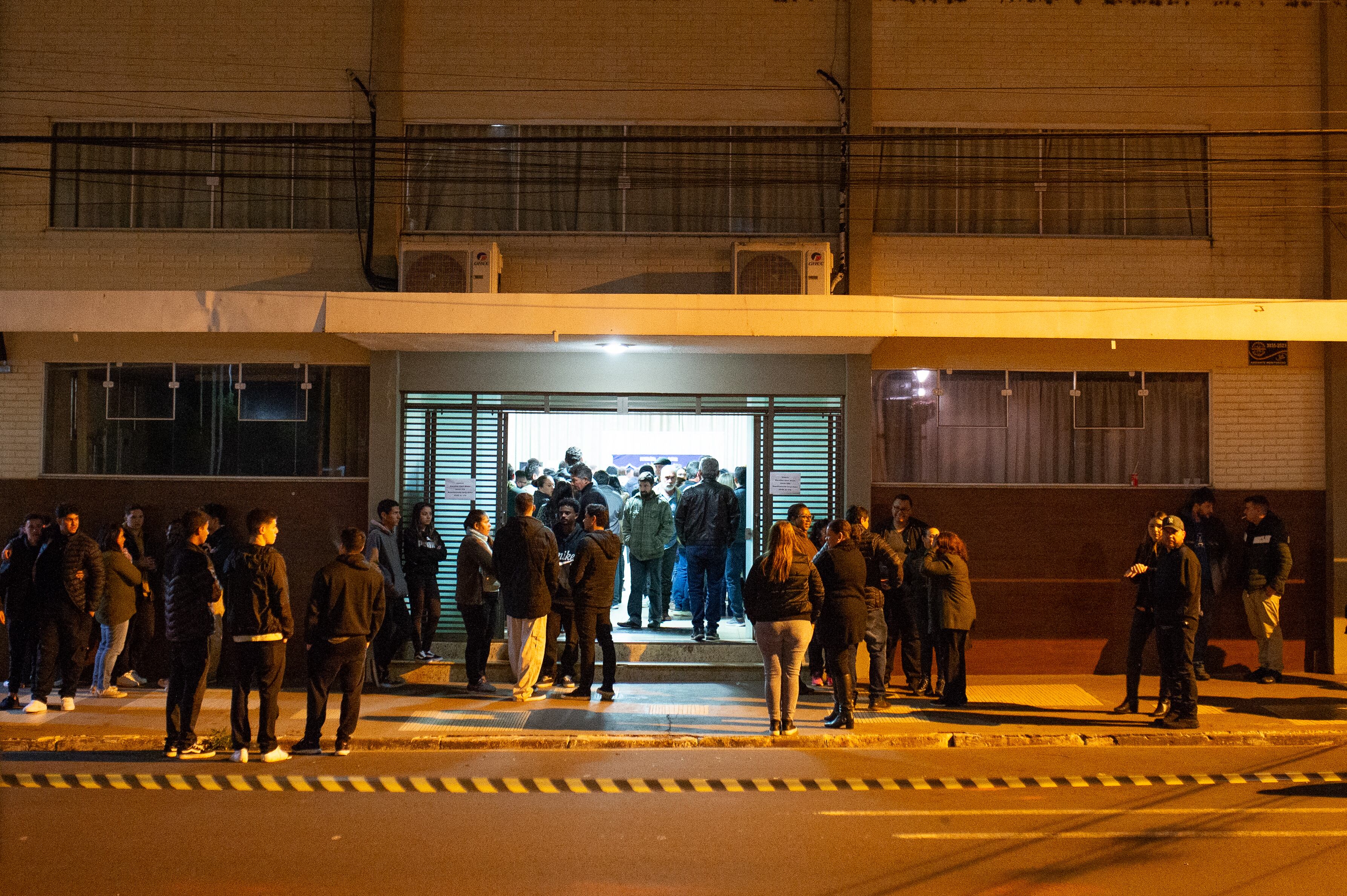 Un joven de 16 años murió el martes tras recibir un disparo de un hombre armado. quien abrió fuego en una escuela en el sur de Brasil, elevando a dos el número de muertos por el ataque, dijeron las autoridades. La segunda víctima murió en el hospital por falla orgánica múltiple, luego de recibir un disparo el lunes en una escuela primaria y secundaria en el municipio de Londrina, dijo a la AFP el Ministerio de Educación del estado de Paraná. Una niña de 16 años murió en el lugar el lunes, cuando un exalumno llegó a la escuela diciendo que necesitaba una transcripción, luego sacó un arma y comenzó a disparar. (Foto de HENRIQUE CAMPINHA / AFP)