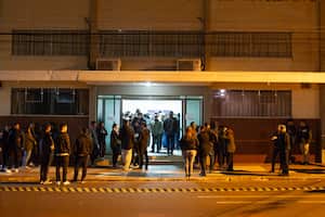 Un joven de 16 años murió el martes tras recibir un disparo de un hombre armado. quien abrió fuego en una escuela en el sur de Brasil, elevando a dos el número de muertos por el ataque, dijeron las autoridades. La segunda víctima murió en el hospital por falla orgánica múltiple, luego de recibir un disparo el lunes en una escuela primaria y secundaria en el municipio de Londrina, dijo a la AFP el Ministerio de Educación del estado de Paraná. Una niña de 16 años murió en el lugar el lunes, cuando un exalumno llegó a la escuela diciendo que necesitaba una transcripción, luego sacó un arma y comenzó a disparar. (Foto de HENRIQUE CAMPINHA / AFP)