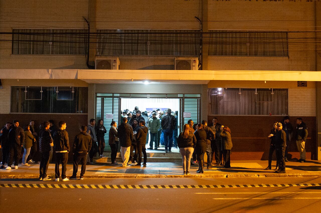 Un joven de 16 años murió el martes tras recibir un disparo de un hombre armado. quien abrió fuego en una escuela en el sur de Brasil, elevando a dos el número de muertos por el ataque, dijeron las autoridades. La segunda víctima murió en el hospital por falla orgánica múltiple, luego de recibir un disparo el lunes en una escuela primaria y secundaria en el municipio de Londrina, dijo a la AFP el Ministerio de Educación del estado de Paraná. Una niña de 16 años murió en el lugar el lunes, cuando un exalumno llegó a la escuela diciendo que necesitaba una transcripción, luego sacó un arma y comenzó a disparar. (Foto de HENRIQUE CAMPINHA / AFP)