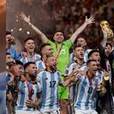 El aficionado corrió junto al bus de Argentina pro unos metros y solo recibió burlas.