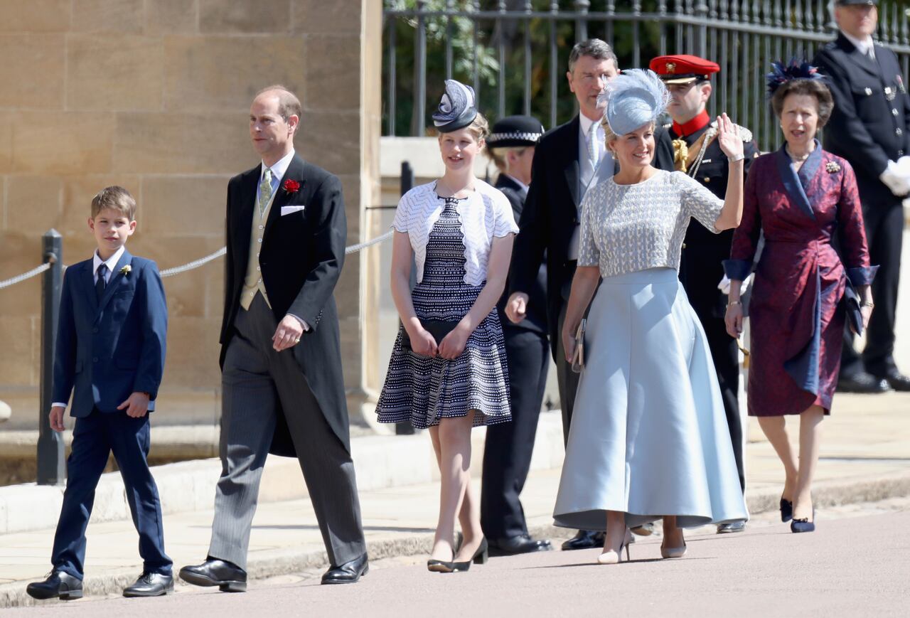 El conde de Wessex con su esposa Sophie y sus hijos, James, vizconde Severn, y Lady Louise Windsor en la boda de Harry y Meghan en 2018. Detrás de ellos, Timothy Laurence y la princesa Ana.