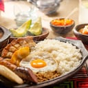 Uno de los platos típicos del Eje Cafetero es la bandeja paisa.