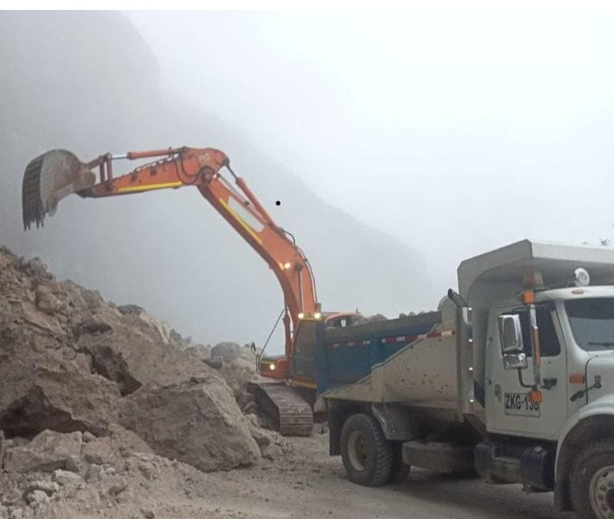 Por las lluvias, persiste la caída de rocas en el km 41, sector Cano Bajo, lo que mantiene cerrada la vía Panamericana.