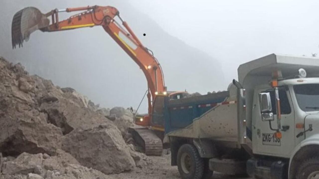 Por las lluvias, persiste la caída de rocas en el km 41, sector Cano Bajo, lo que mantiene cerrada la vía Panamericana.