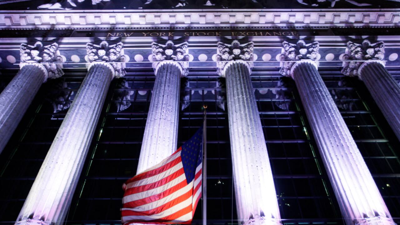 El promedio industrial Dow Jones bajó 63,19 puntos (0,4% ) y cerró en 17.596,34. Antes del cierre había subido 225 puntos.