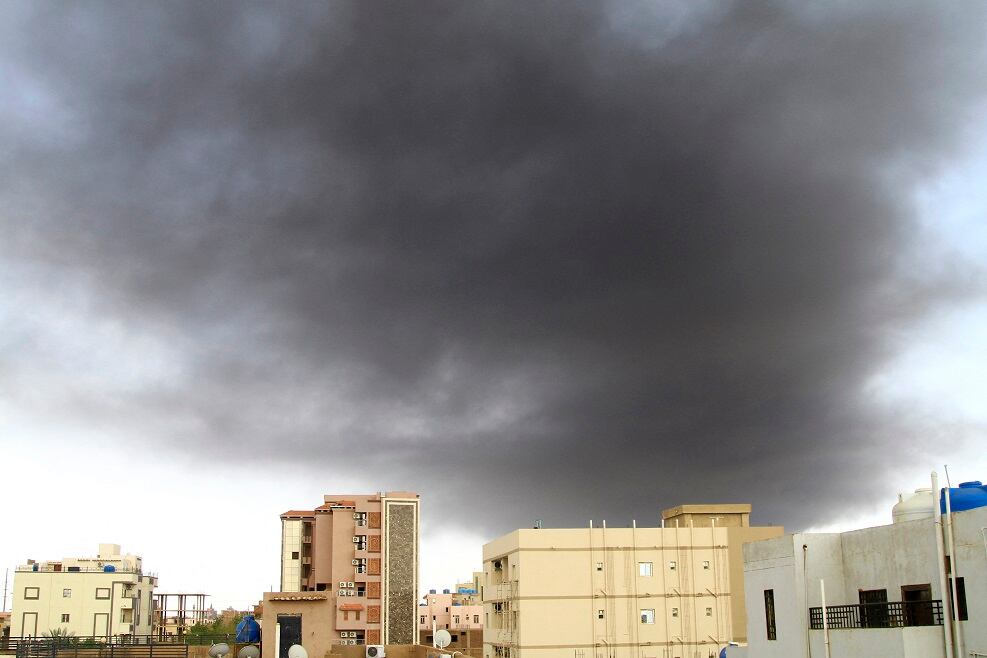 El humo negro se eleva en medio de los combates en curso en la capital de Sudán, Jartum, el 9 de junio de 2023.