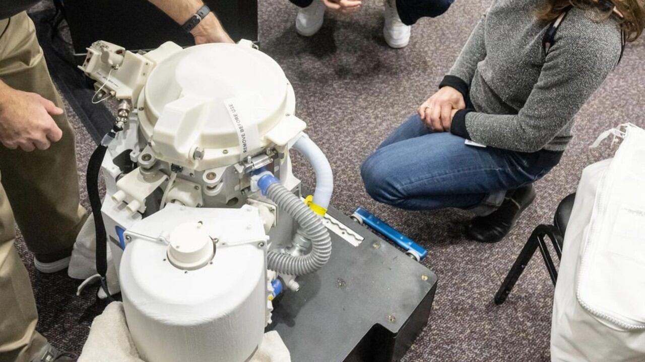 La tripulante Christina Koch estuvo a cargo de revisar el funcionamiento del baño antes de ser instalado en la cápsula Orión.