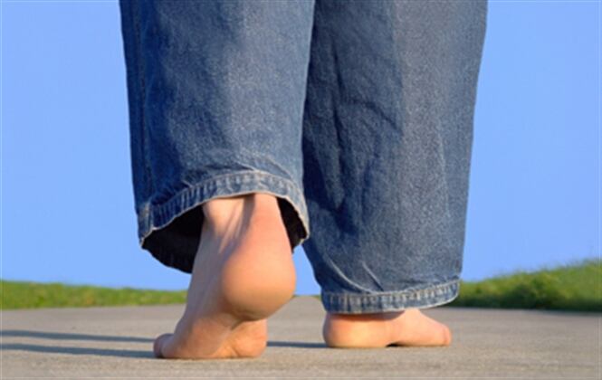 Caminar descalzos por áreas húmedas y poco higiénicas pueden hacer que el pie contraiga algún hongo y/o bacteria. Foto: Pantherstock