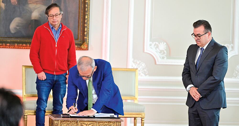 La posesión de Olmedo López en la UNGRD y de Carlos Ramón González en el Dapre se realizó el mismo día ante el presidente Gustavo Petro. Los tres fueron miembros del M-19.