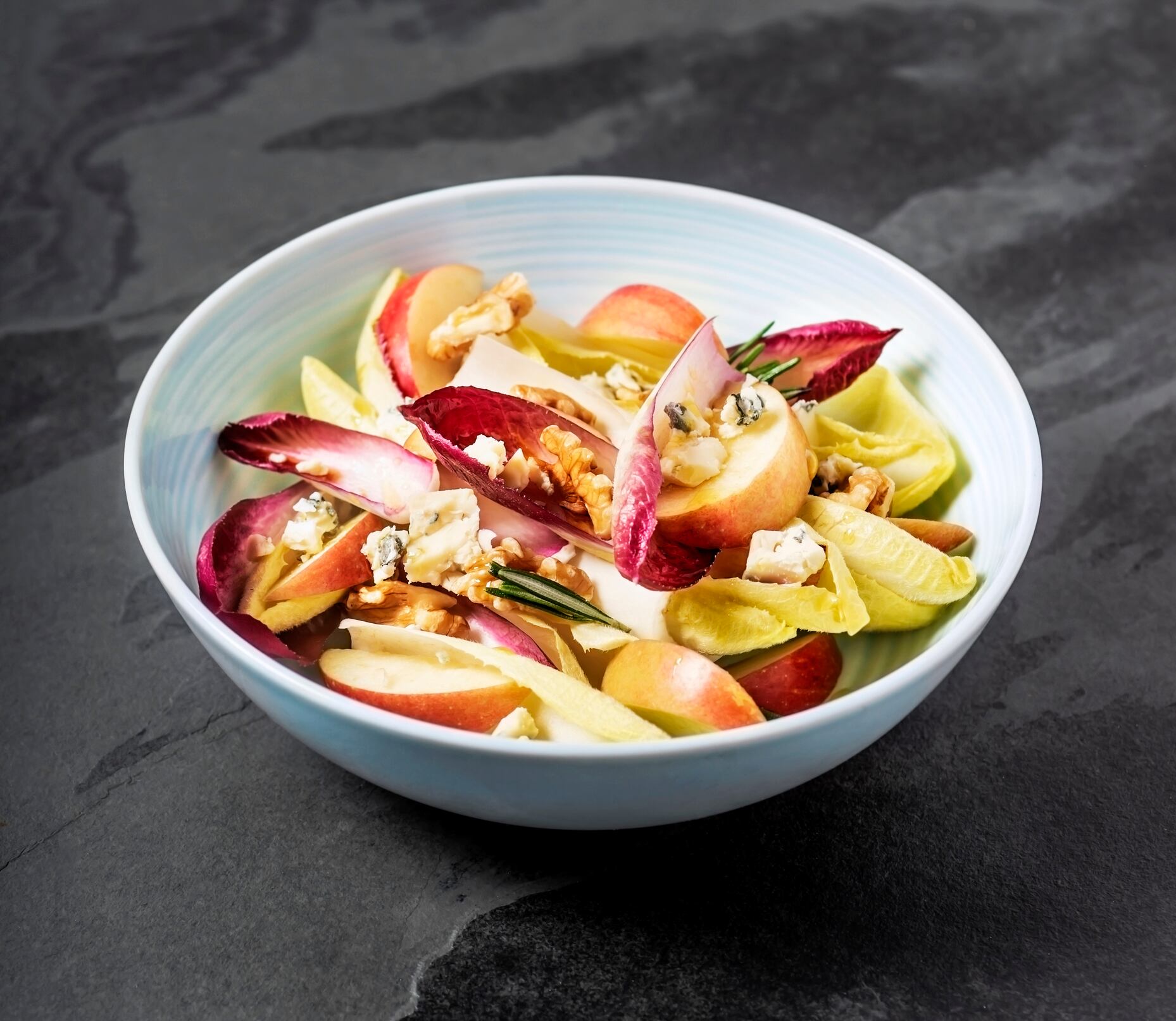 Un plato frío y suave permite abrir el menú sin recargar la mesa desde el inicio.