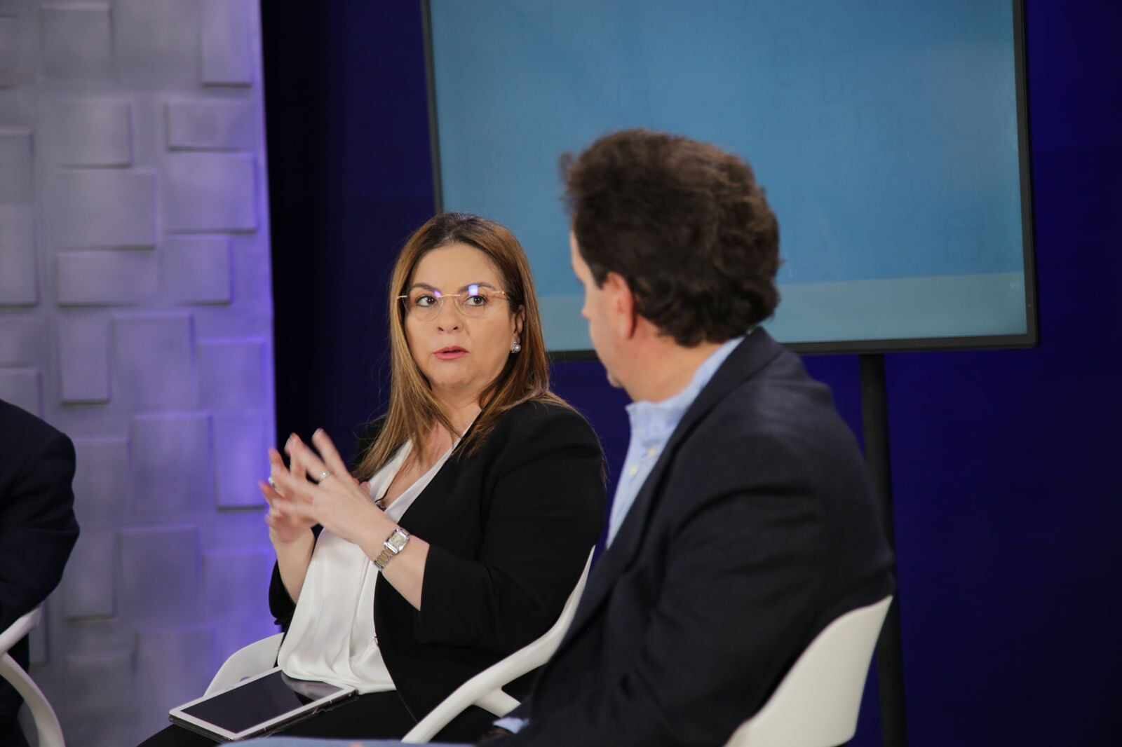 El ex secretario Daniel Mejía, y la abogada, Mónica Pedraza.